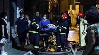 Διασώστες μεταφέρουν τραυματίες σε φορείο μετά την μεγάλη πυρκαγιά σε πολυκατοικία στο Ανόι του Βιετνάμ
