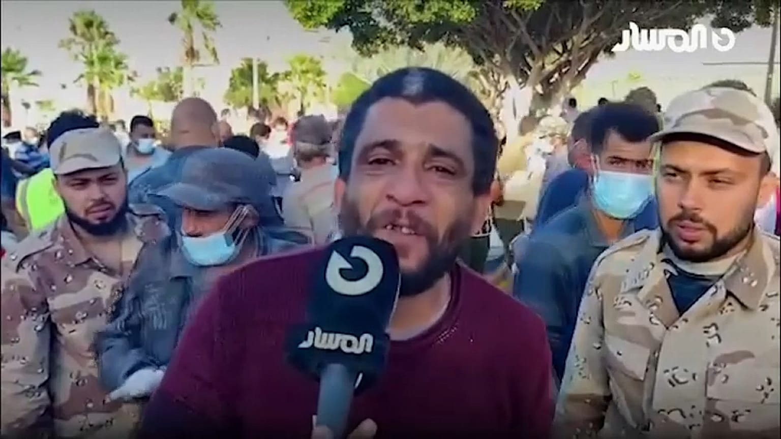 انهيار الرجل أمام عدسة الكاميرا
