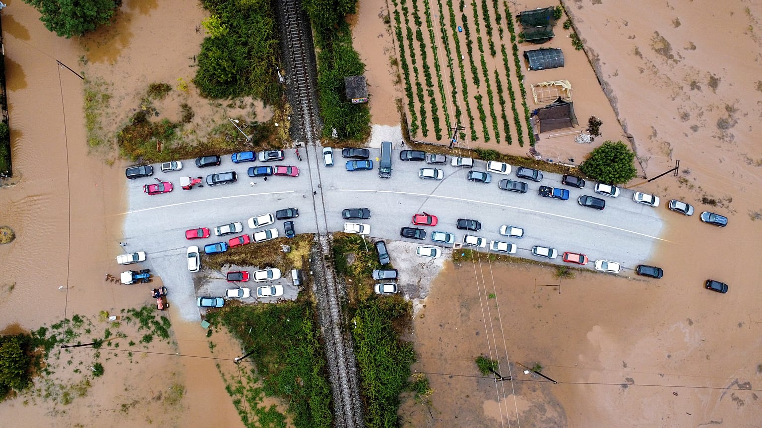 Vue aérienne de voitures bloquées sur un pont entouré d'eaux de crue, alors que la tempête Daniel frappe le centre de la Grèce, dans le village de Flamouli, près de Trikala, en Grèce, le 7 septembre 2023\. 