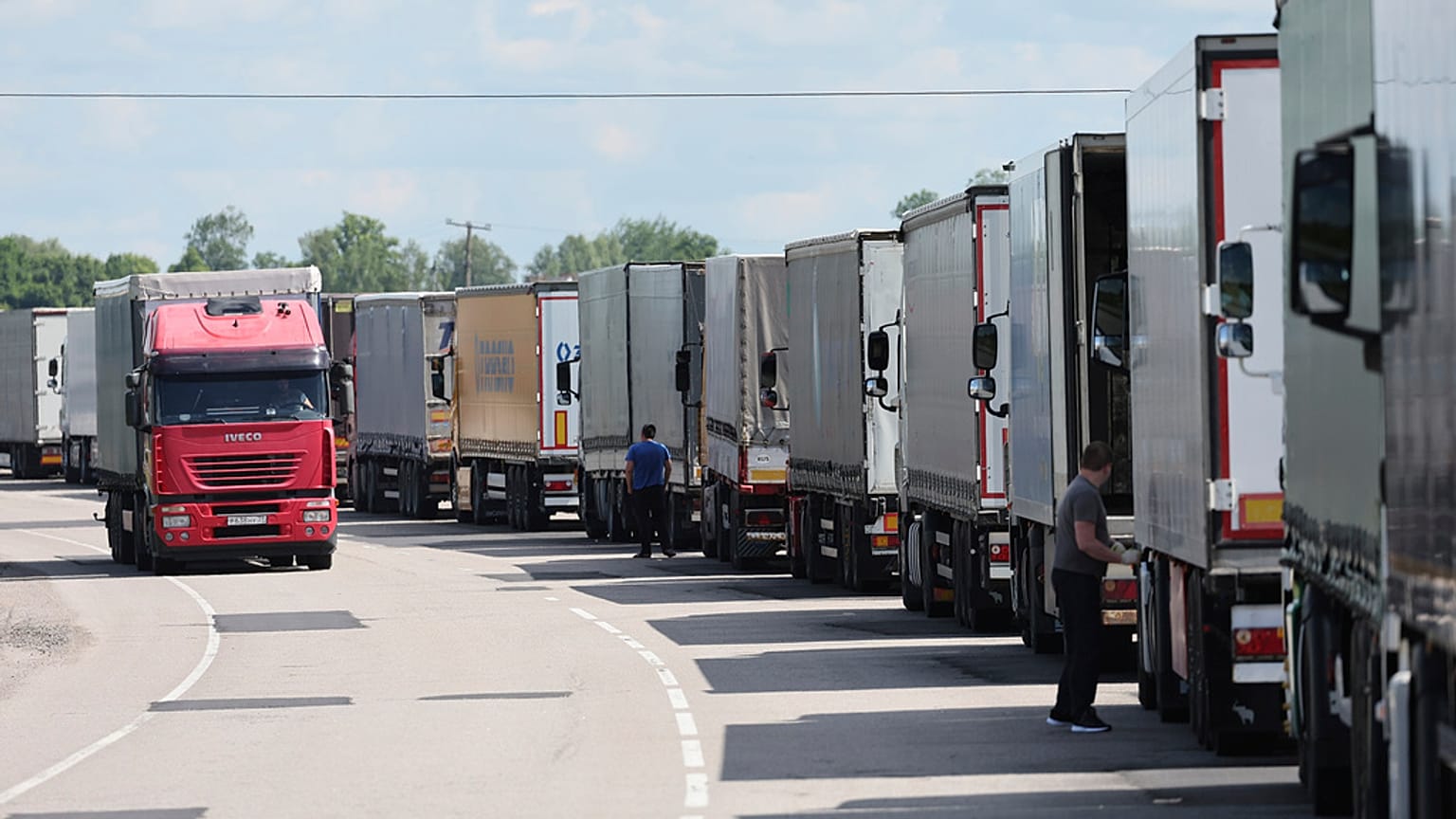 Camiões parados no posto de controlo internacional pós-alfandegário Chernyshevskoye na fronteira russo-lituana na região de Kaliningrado, Rússia, em 2022
