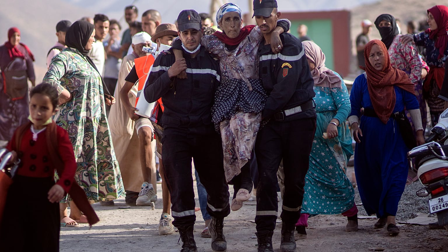  Las autoridades marroquíes están redoblando esfuerzos y lanzando suministros desde el aire a comunidades remotas hasta que los camiones de la ayuda humanitaria puedan llegar 