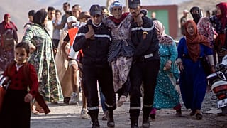 Las autoridades marroquíes están redoblando esfuerzos y lanzando suministros desde el aire a comunidades remotas hasta que los camiones de la ayuda humanitaria puedan llegar