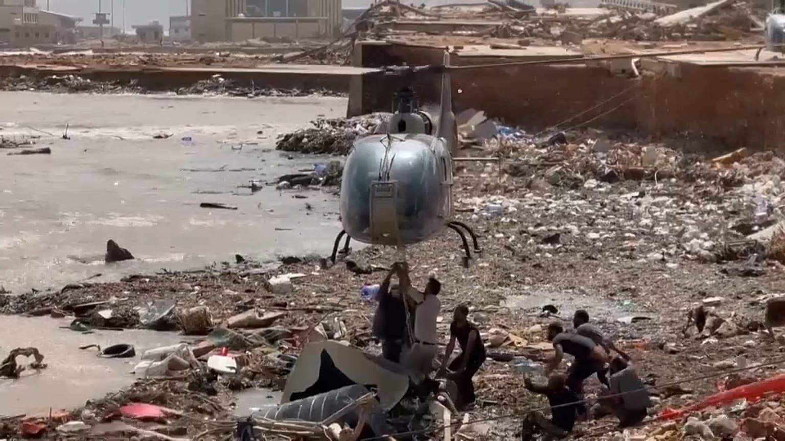 Un helicóptero recupera un cuerpo arrastrado hasta el mar en Derna, Libia