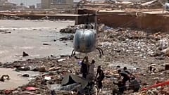 Un helicóptero recupera un cuerpo arrastrado hasta el mar en Derna, Libia