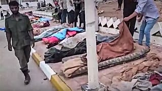 Equipas de resgate alinham os corpos na rua, à espera de identificação