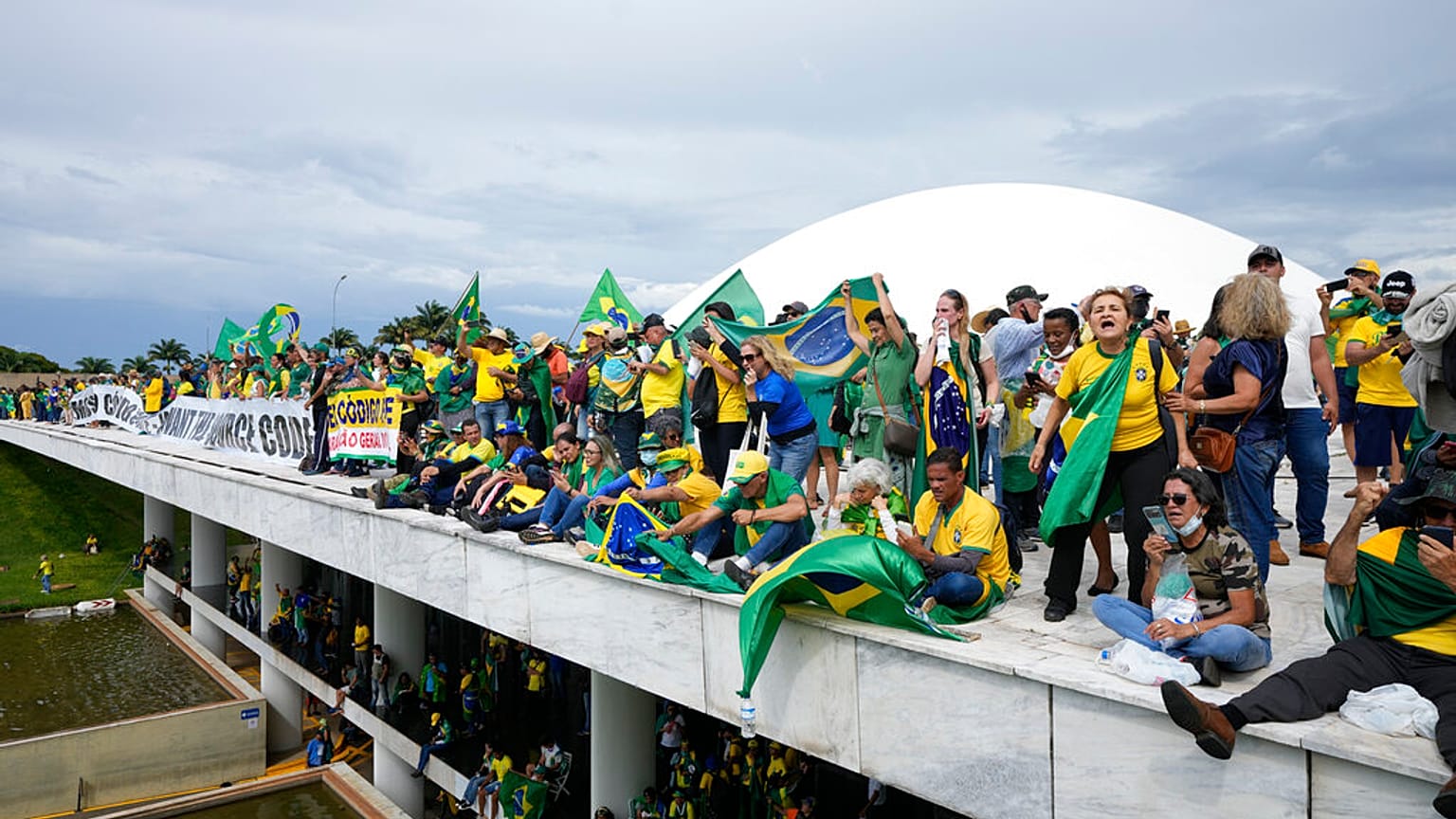 Anhänger von Bolsonaro stürmen das Regierungsviertel in Brasilia am 8. Januar 2023