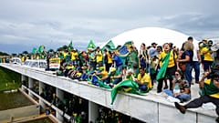 Anhänger von Bolsonaro stürmen das Regierungsviertel in Brasilia am 8. Januar 2023