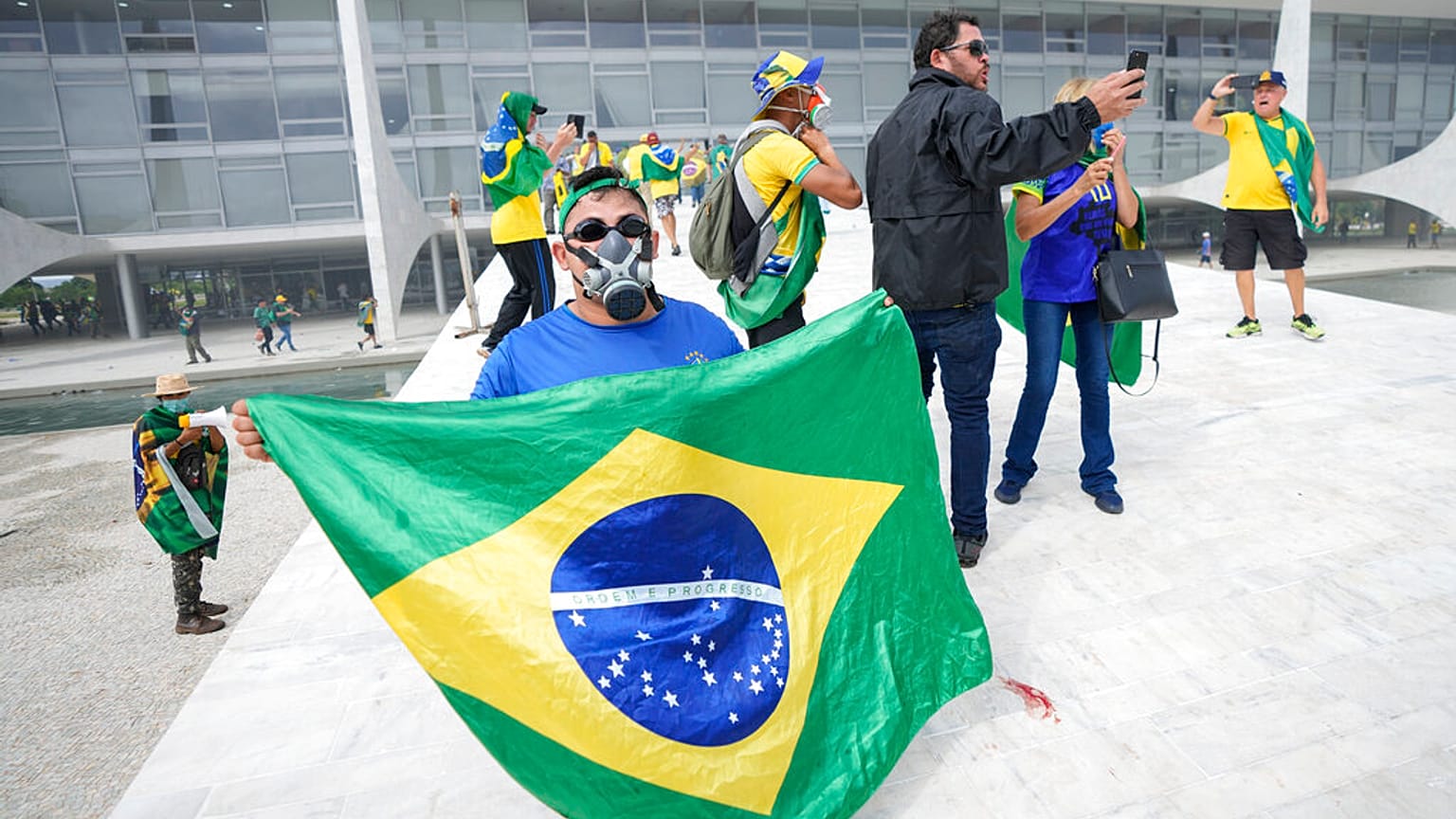 Bolsonaristas durante el ataque al Congreso en Brasilia, Brasil. 8/01/2023