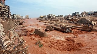 جانب من الدمار الذي أعقب الفيضانات