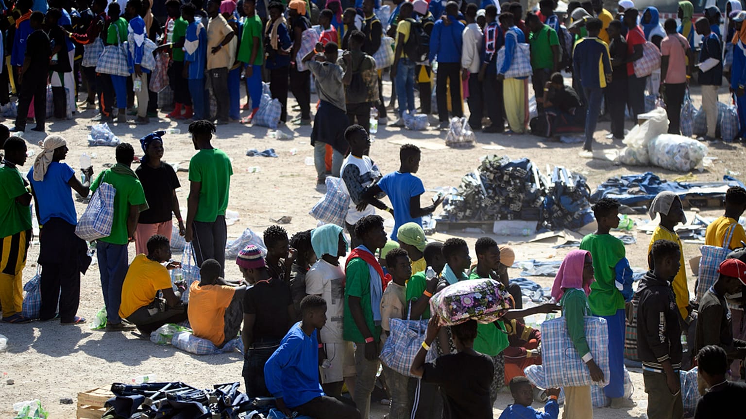 Miles de migrantes en Lampedusa