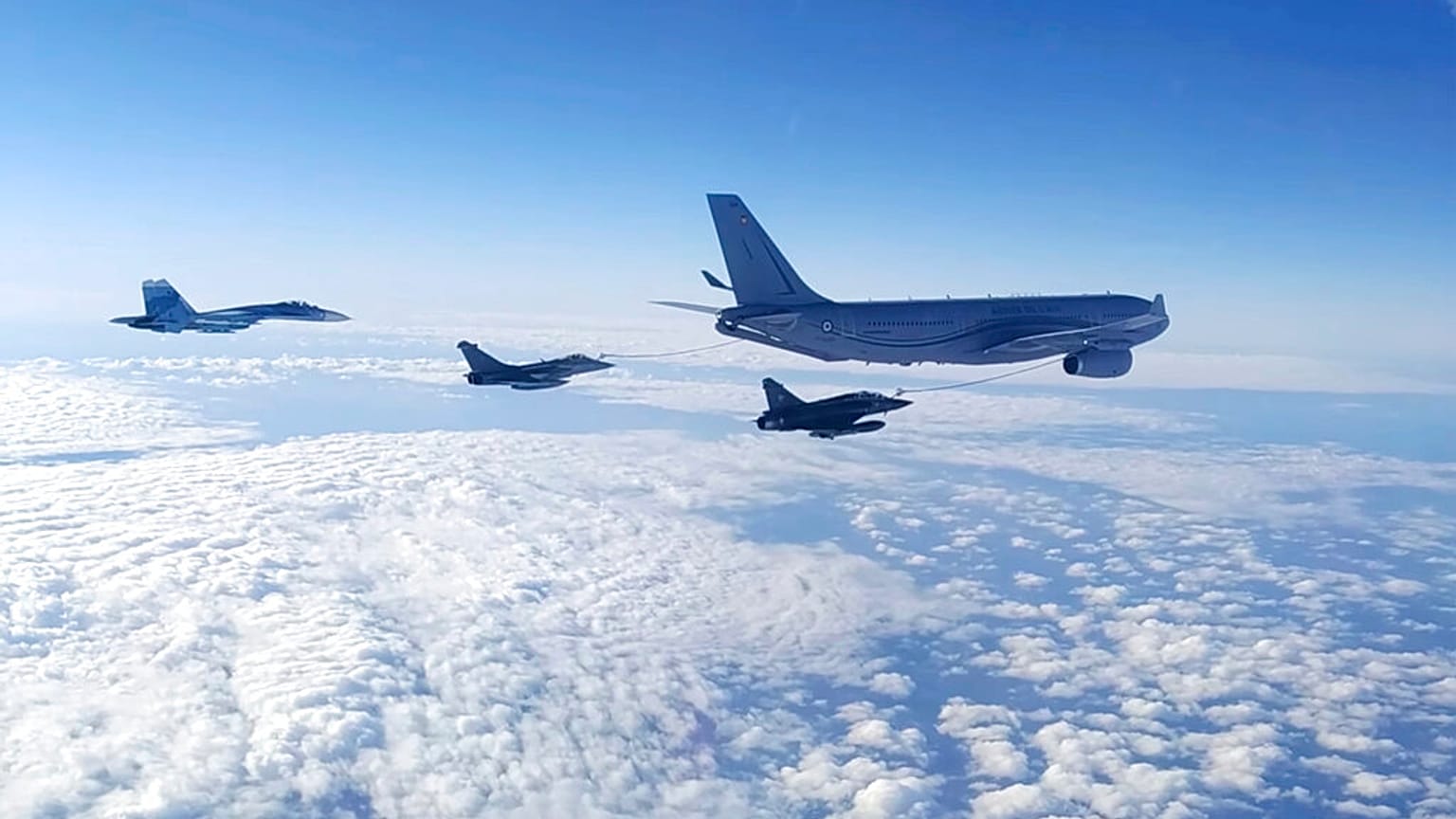 Rus 'SU-27' tipi bombardıman uçağı