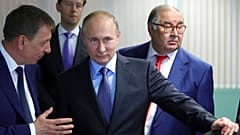 Vlagyimir Putyin orosz nagyvállalkozókkal (balra Oleg Mihajlov, jobbra Aliser Uszmanov)