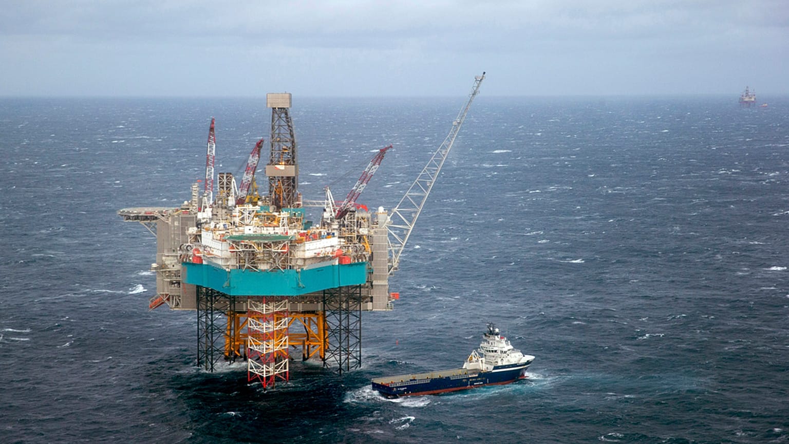 Nave da rifornimento presso il giacimento petrolifero Edvard Grieg, nel Mare del Nord