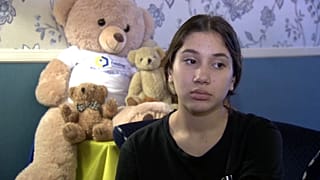 Veronika a mozgalom jelképének számító Teddy-mackók előtt