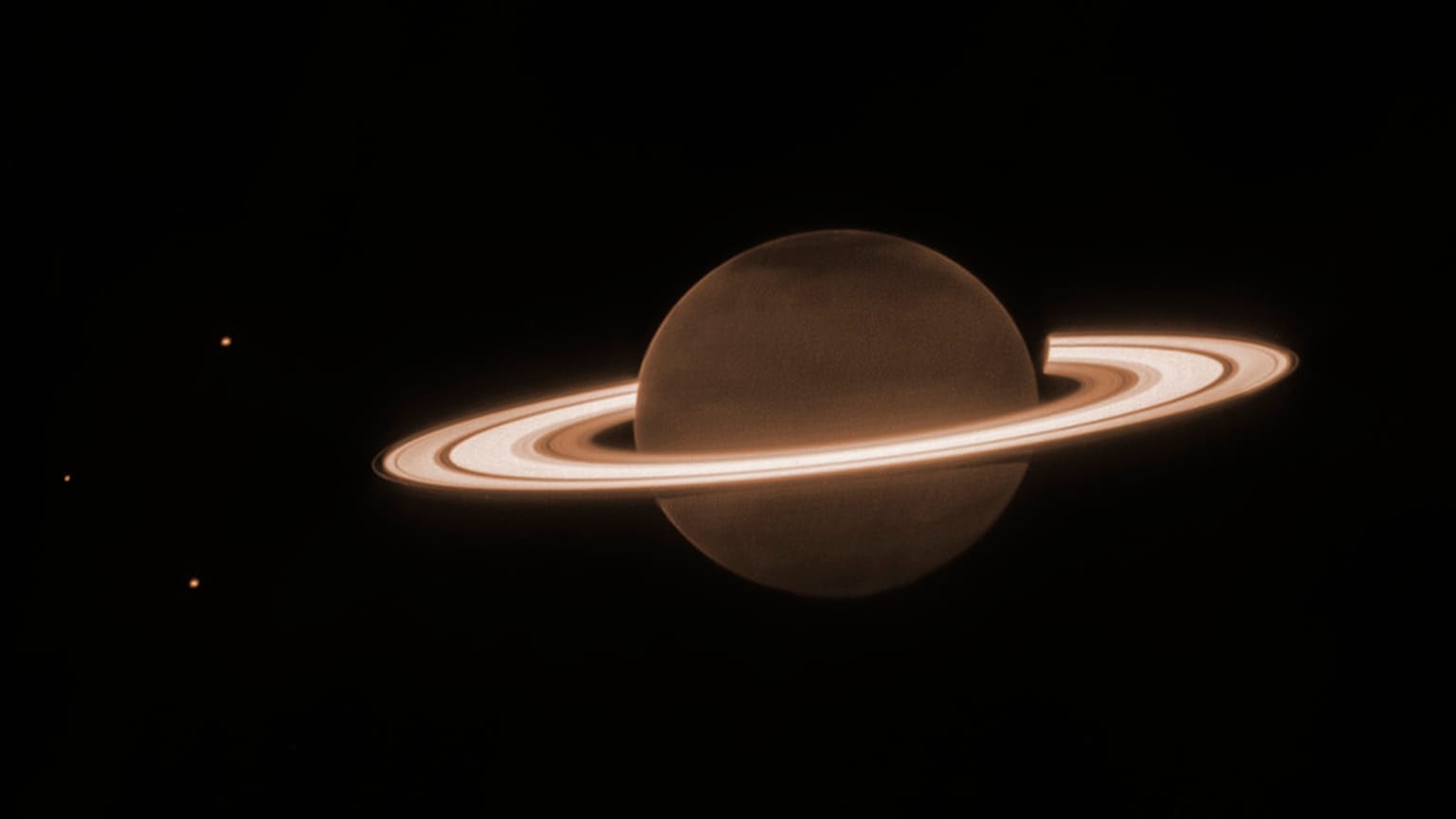 James Webb Uzay Teleskobu tarafından çekilen Haziran 2023 tarihli görüntüde Satürn gezegeni ve üç uydusu, soldan, Enceladus, Tethys ve Dione görülüyor