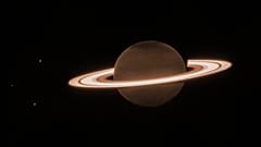 James Webb Uzay Teleskobu tarafından çekilen Haziran 2023 tarihli görüntüde Satürn gezegeni ve üç uydusu, soldan, Enceladus, Tethys ve Dione görülüyor