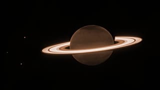 James Webb Uzay Teleskobu tarafından çekilen Haziran 2023 tarihli görüntüde Satürn gezegeni ve üç uydusu, soldan, Enceladus, Tethys ve Dione görülüyor