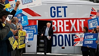 L'allora primo ministro Boris Johnson si rivolge ai suoi sostenitori prima di salire sul pullman della sua campagna elettorale per le elezioni generali a Manchester, in Inghilterra, nel 2019.