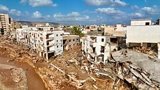 A líbiai partvidék százezres városa, Derna az árvíz után