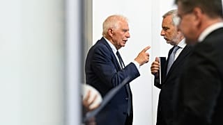 الممثل الأعلى للاتحاد الأوروبي للشؤون الخارجية والسياسة الأمنية جوزيب بوريل يتحدث مع أحد المستشارين قبل اجتماع حوار بين بلغراد وبريشتينا