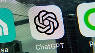 A aplicação ChatGPT é apresentada num iPhone em Nova Iorque, a 18 de maio de 2023