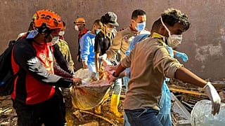 Einsatzkräfte bergen in der libyschen Stadt Derna Leichen von Todesopfern der Flutkatastrophe 
