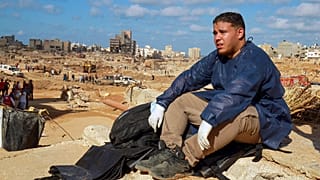 عامل إنقاذ متطوّع يجلس على ركام بناية دمرتها السيول الناجمة عن انهيار سد درنة. التاريخ 14.09.23