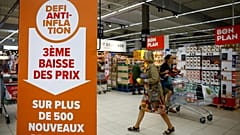 Un panneau indiquant "Défi anti-inflation, troisième baisse de prix sur plus de 500 nouveaux produits" dans un supermarché Carrefour près de Paris, le 13 septembre 2023.