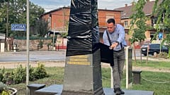 Az emlékmű befóliázása