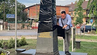 Az emlékmű befóliázása