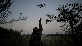 Ein ukrainischer Drohnenpilot greift nach einer Aufklärungsdrohne in der Region Luhansk, Ukraine, Samstag, 19\. August 2023