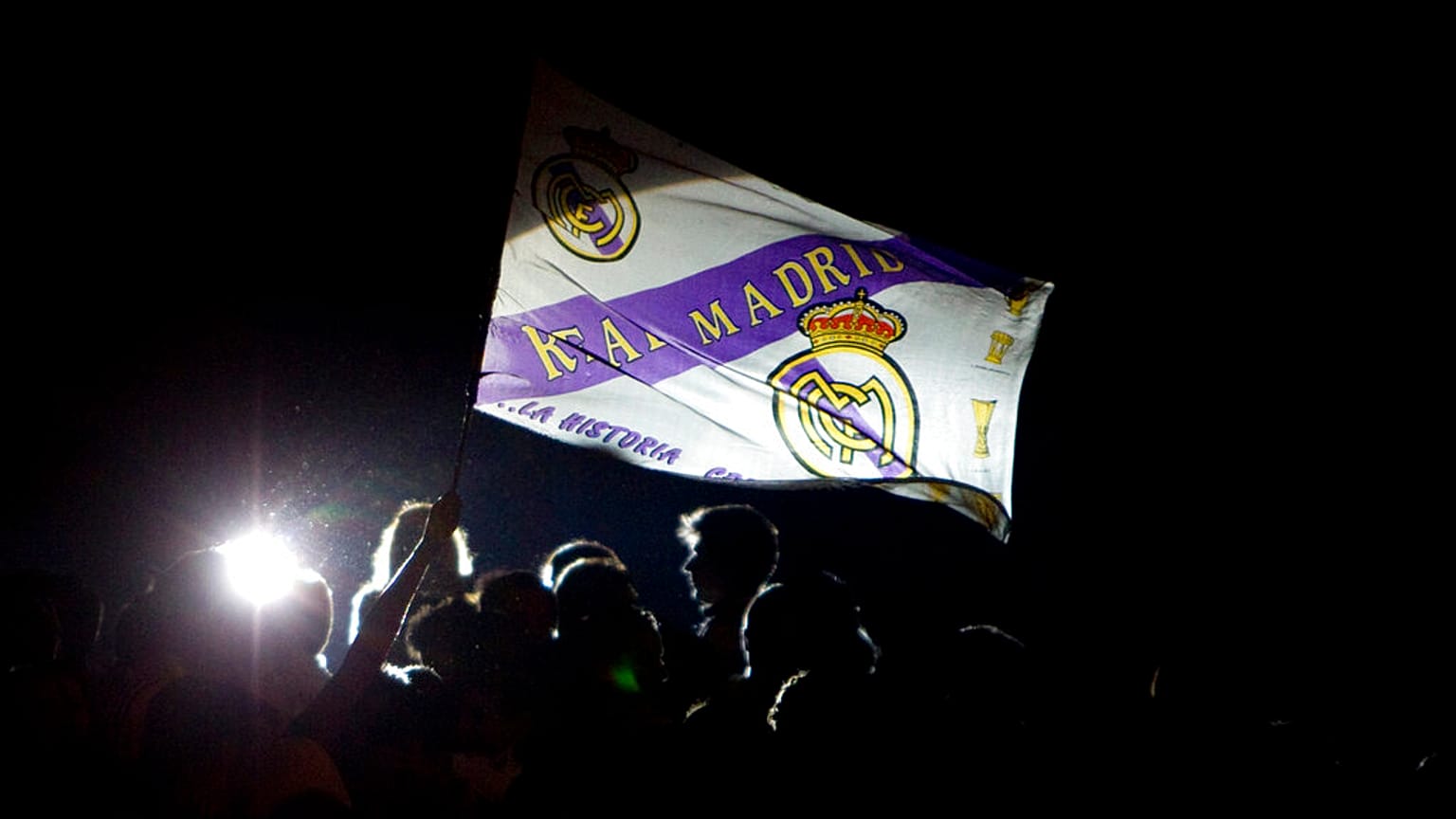 Bandera con el escudo del Real Madrid