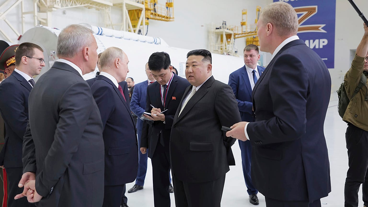 Kim Jong Un ve Vladimir Putin, Rusya'nın roket fırlatma üssünü birlikte gezdi