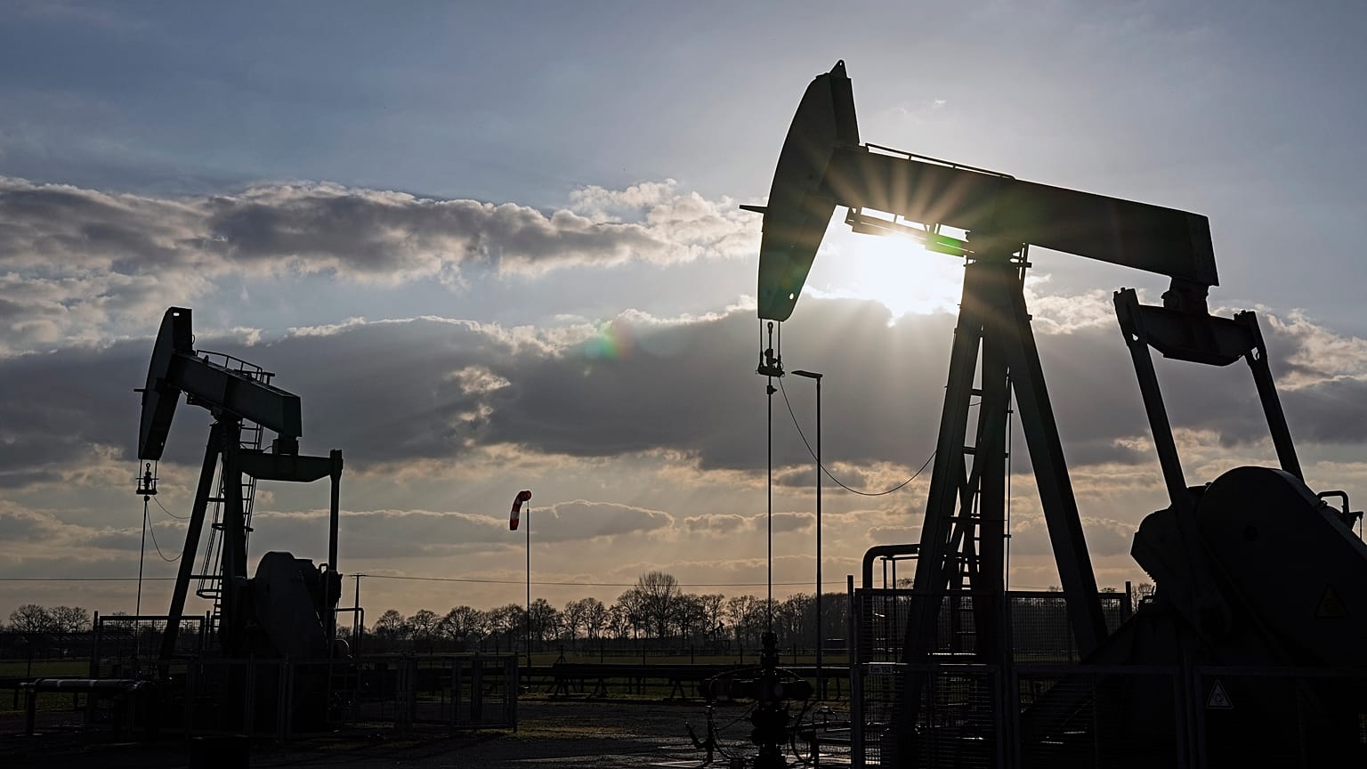 Uma bomba da Wintershall DEA extrai petróleo bruto num antigo campo petrolífero em Emlichheim, Alemanha, a 18 de março de 2022.