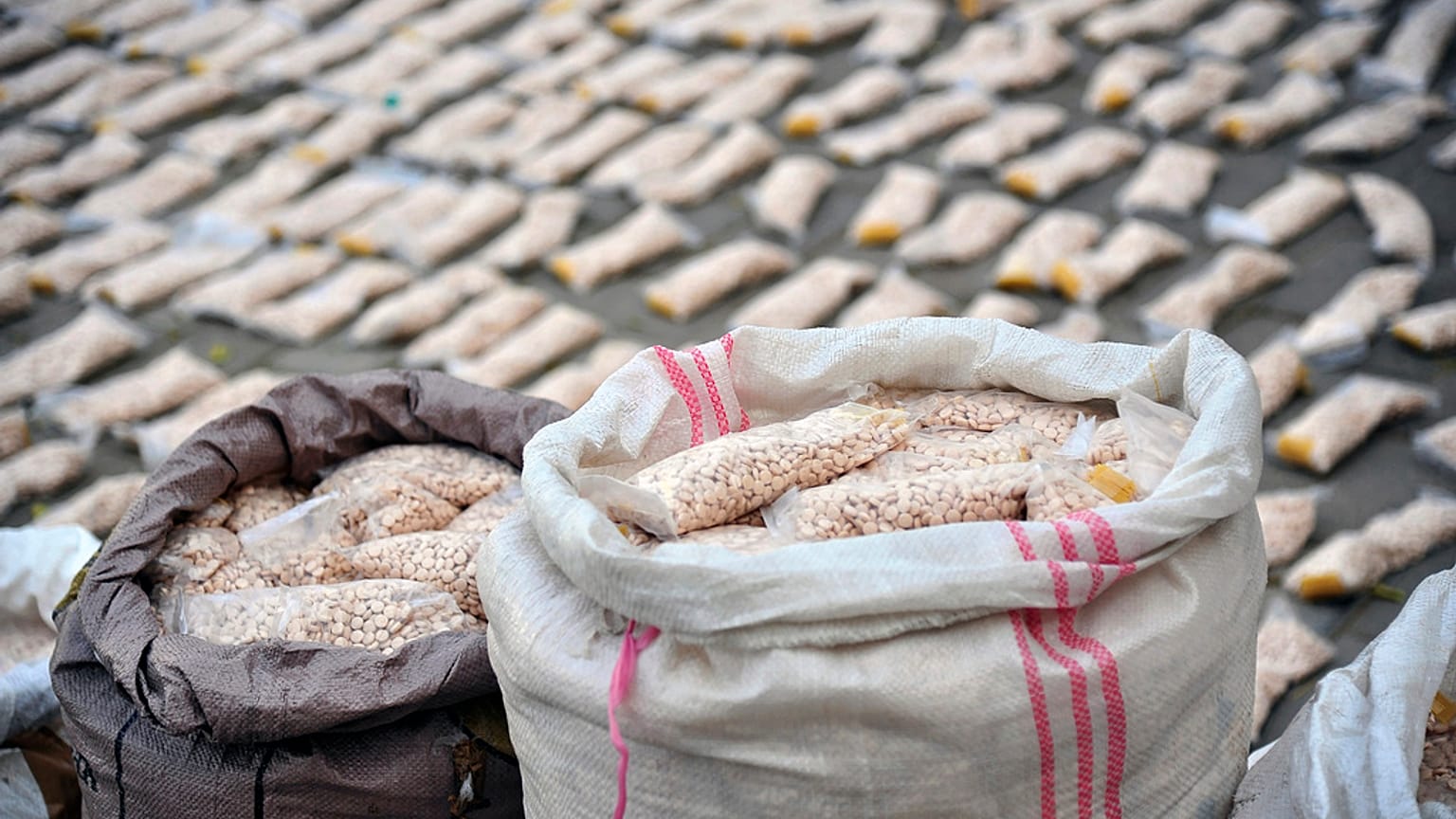 DATEI - Auf diesem von der amtlichen syrischen Nachrichtenagentur SANA veröffentlichten Foto zeigen syrische Behörden Captagon-Tabletten im ländlichen Damaskus, Syrien, Dienstag, 30\. November 2021.
