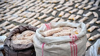 DATEI - Auf diesem von der amtlichen syrischen Nachrichtenagentur SANA veröffentlichten Foto zeigen syrische Behörden Captagon-Tabletten im ländlichen Damaskus, Syrien, Dienstag, 30\. November 2021.