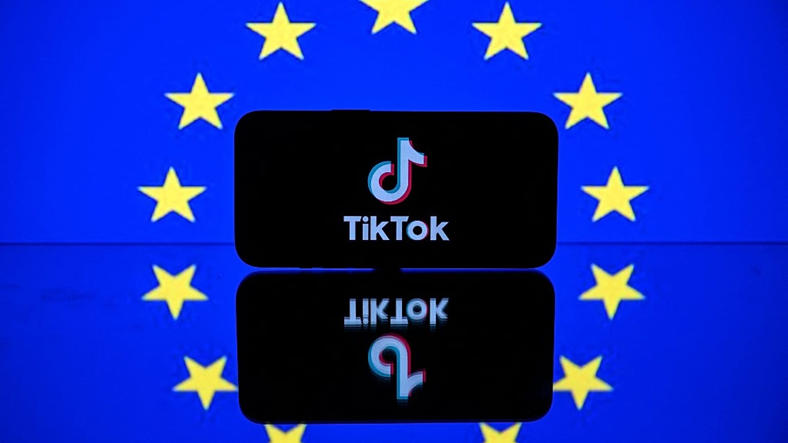 Экран с логотипом социальной сети Tiktok и европейским флагом