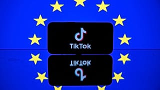Экран с логотипом социальной сети Tiktok и европейским флагом