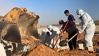 Des personnes cherchent des survivants à Derna, Libye, le 13 septembre 2023.