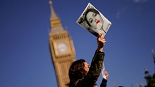 تصویر مهسا امینی در دست یک تظاهرکننده در لندن