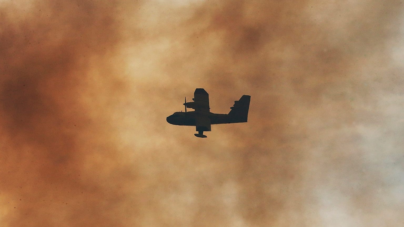 Un avion Canadair largue de l'eau sur un feu de forêt à Anglet, dans le sud-ouest de la France, en 2020.