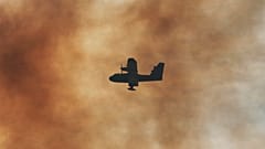 Ein Canadair-Flugzeug wirft Wasser auf einen Waldbrand in Anglet, Südwestfrankreich, 2020.