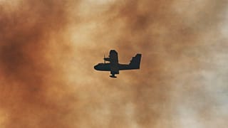 Un aereo Canadair getta acqua su un incendio boschivo ad Anglet, nel sud-ovest della Francia, nel 2020.