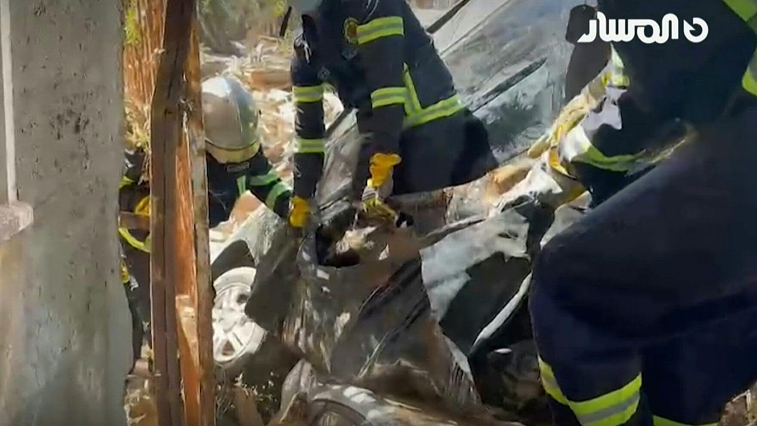 رجال انقاذ مصريون ينتشلون الجثث في مدينة درنة الليبية التي ضربتها الفيضانات-14 أيلول 2023