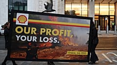 Greenpeace eylemcilerinin Shell önünde taşıdığı "Sizin kaybınız, bizim kazancımız" yazan pankart  
