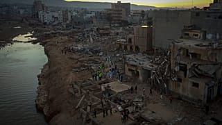 Túlélők után kutatnak Dernában a földrengés után 2023. szeptember 15-én