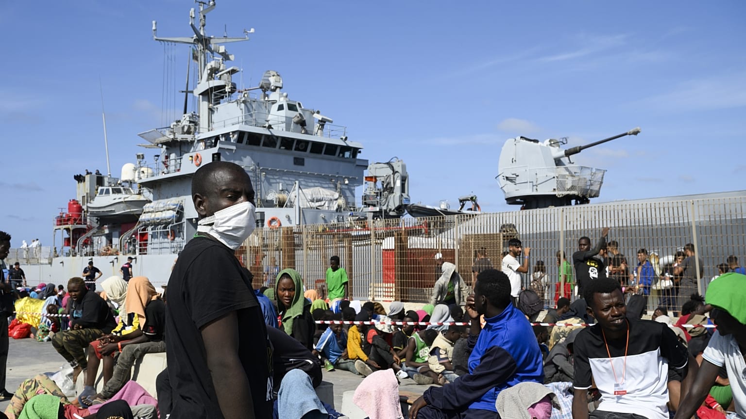 Afrikai migránsok ezrei várnak arra, hogy elszállítsák őket Lampedusáról