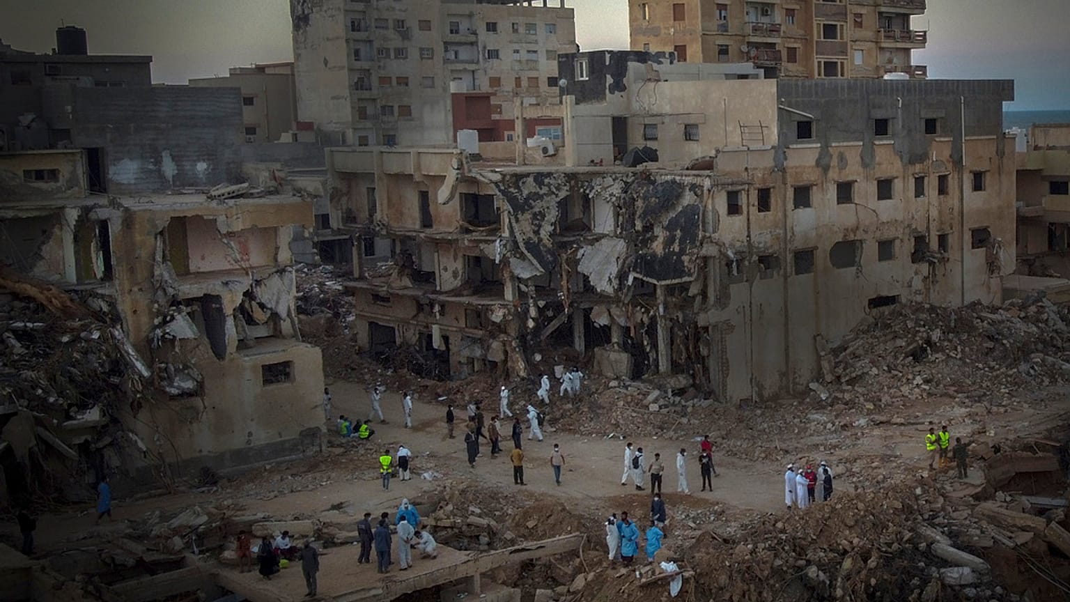 Inondazioni in Libia, si scava nel fango