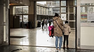 Fotónk illusztráció: egy Liege-i iskola bejárata