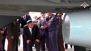 Ким Чен Ыну показывают российские стратегические бомбардировщики, кадр из видео министерства обороны.